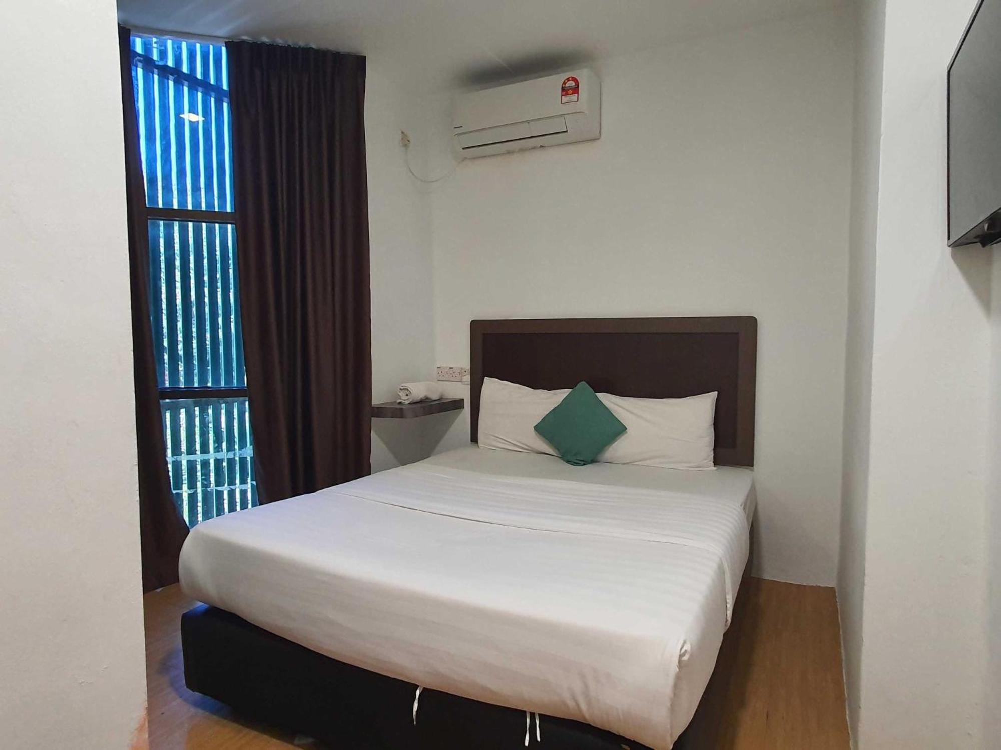 Oyo 91053 Signature Inn Miri Kültér fotó